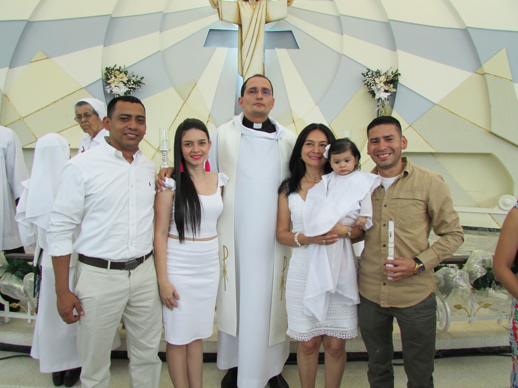Alex Serrano, Ana María Gutiérrez, sacerdote Ricardo Aníbal Perdomo, Mireya Quintero, La bautizada y Daniel Serrano.